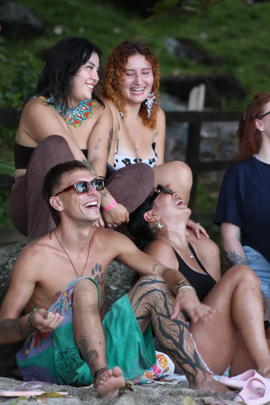 amigos riendo melo hostel capurgana res