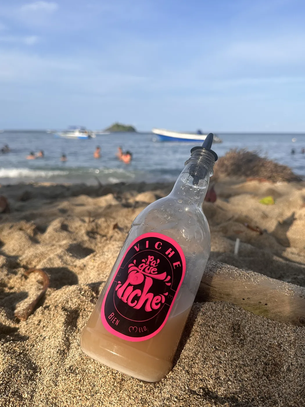 botella de viche playa melo hostel capurgana res