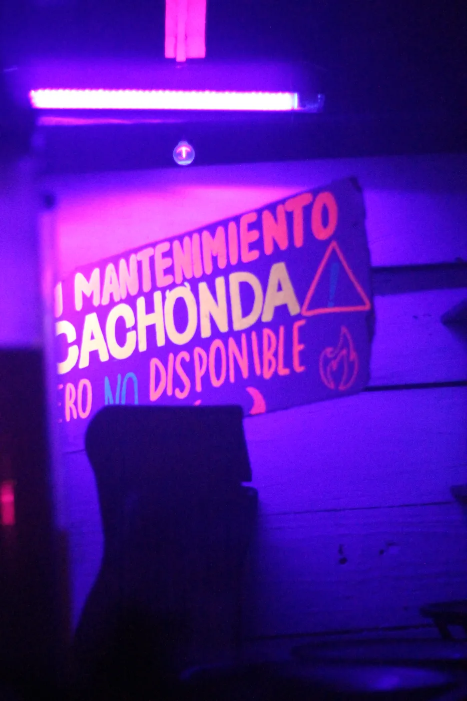 cartel cachonda pero no disponible melo hostel capurgana res