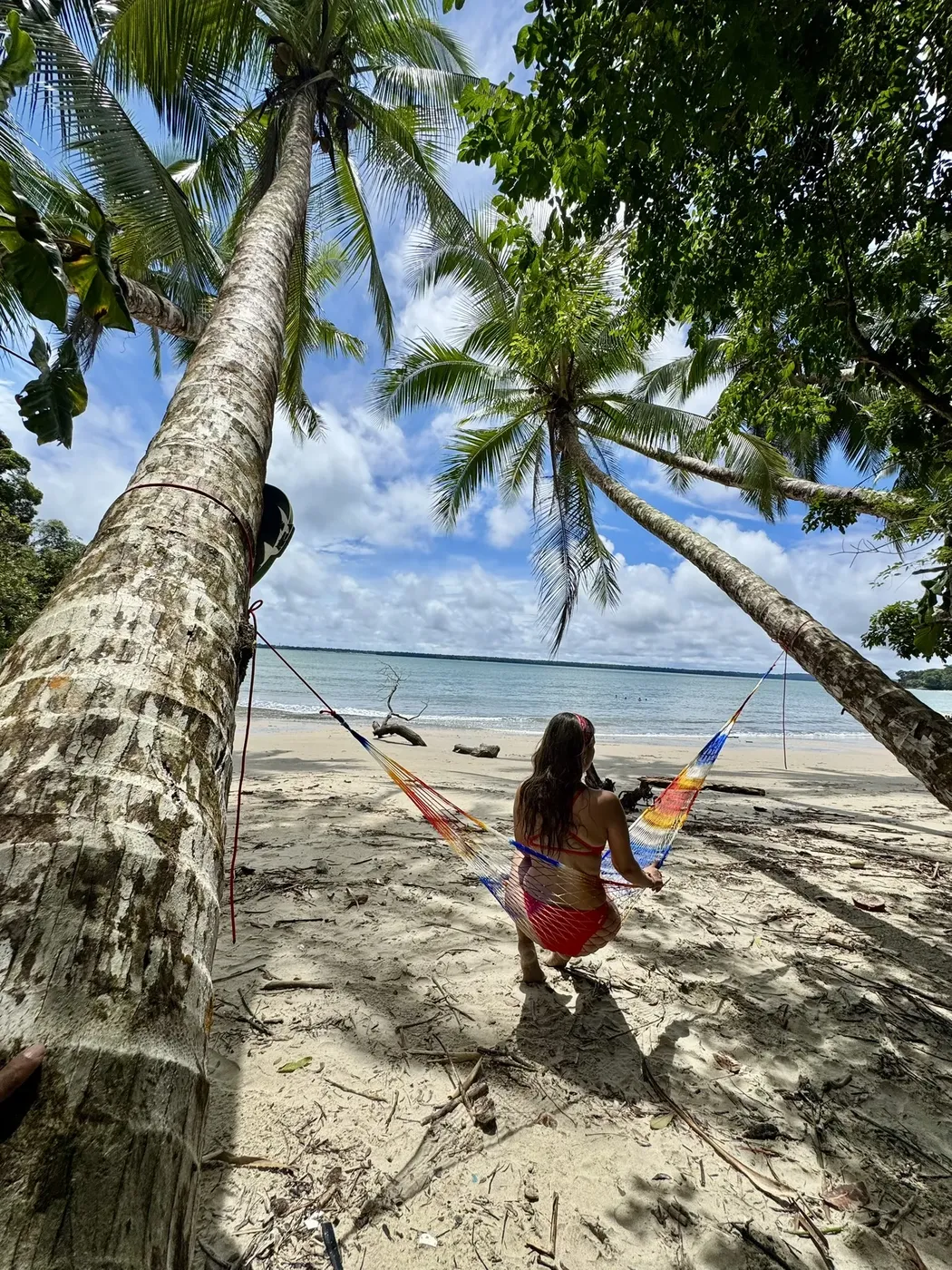chica en la hamaca en la playa de melo hostel colombia res