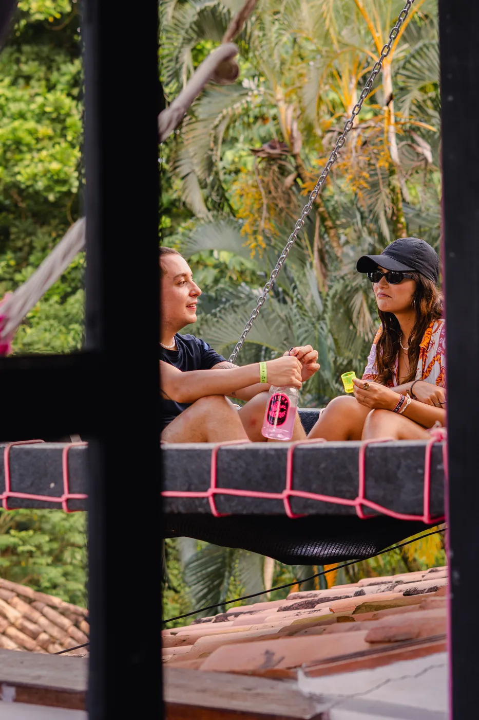 chicas tomando viche cama de red melo hostel capurgana res