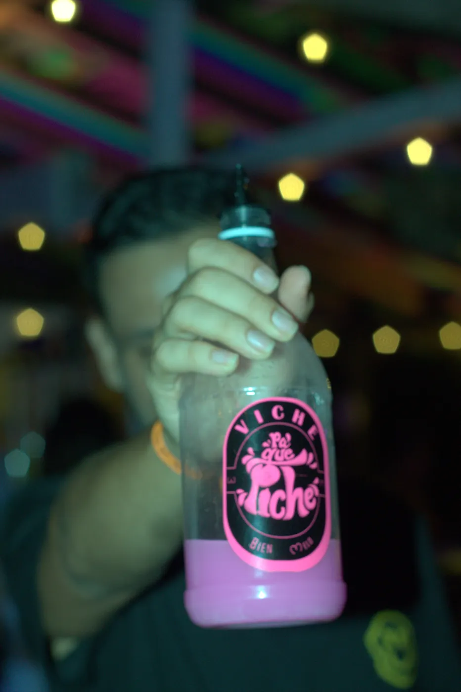 hombre con botella de viche melo hostel capurgana res
