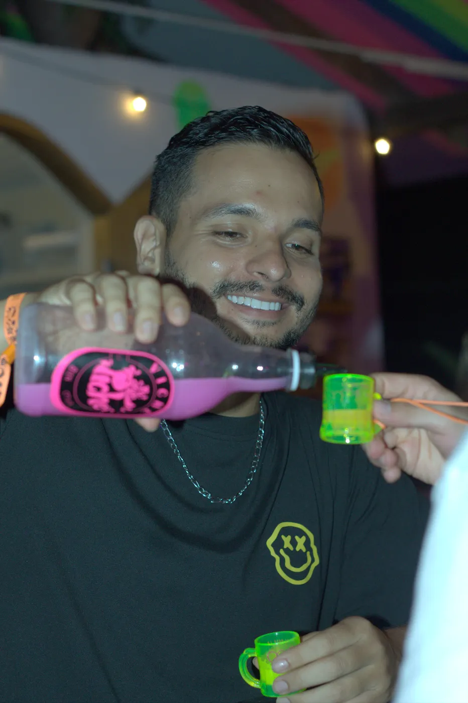 hombre echando viche shot melo hostel capurgana res
