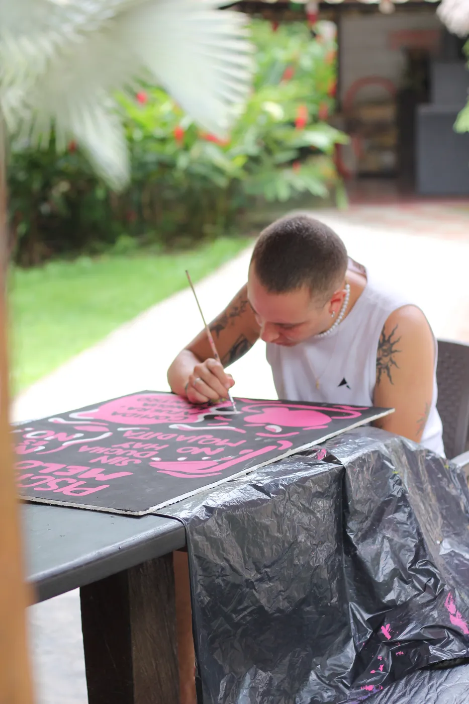 hombre pintando cartel melo hostel capurgana res