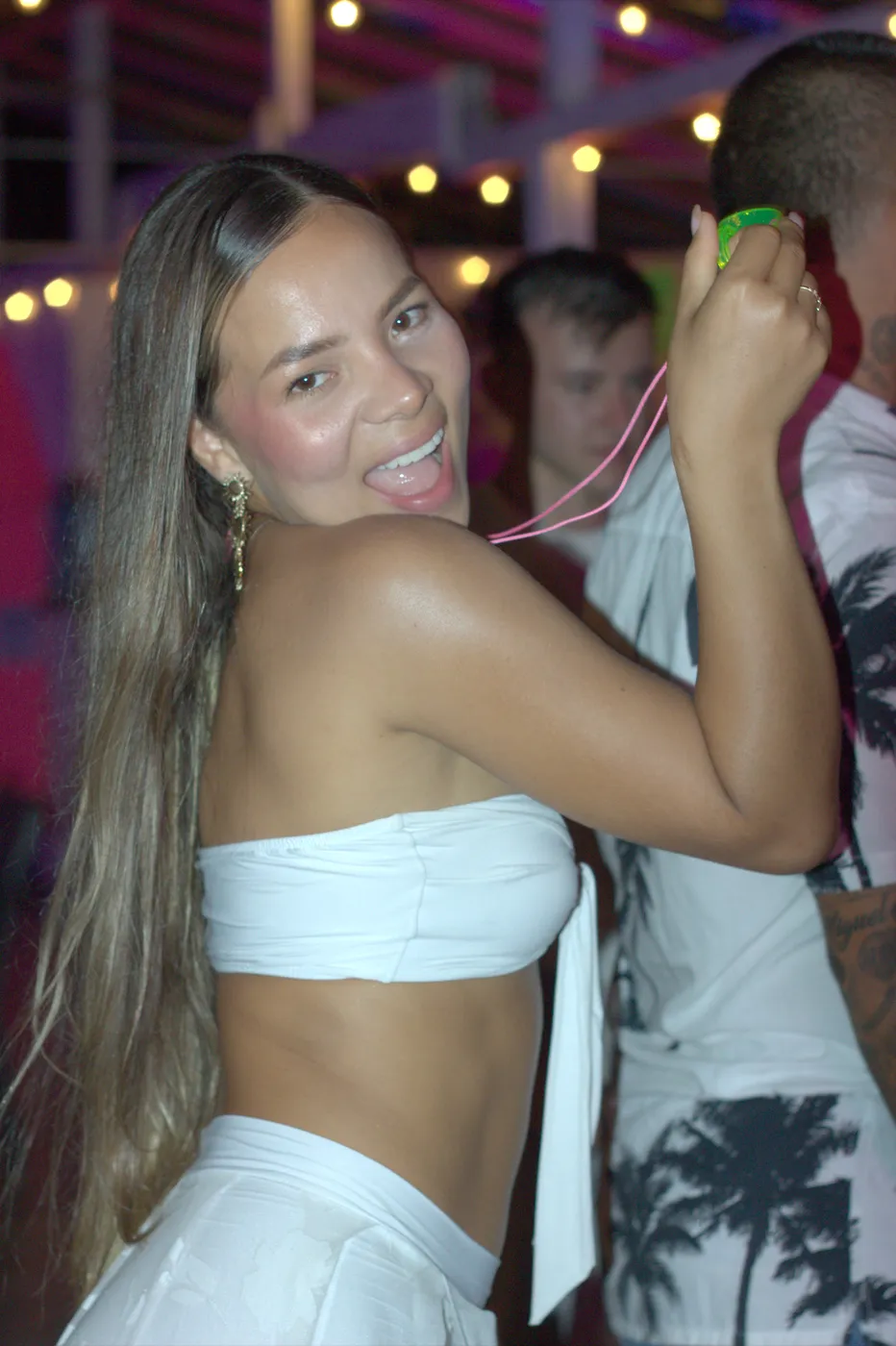 mujer bailando de fiesta shot viche melo hostel capurgana res