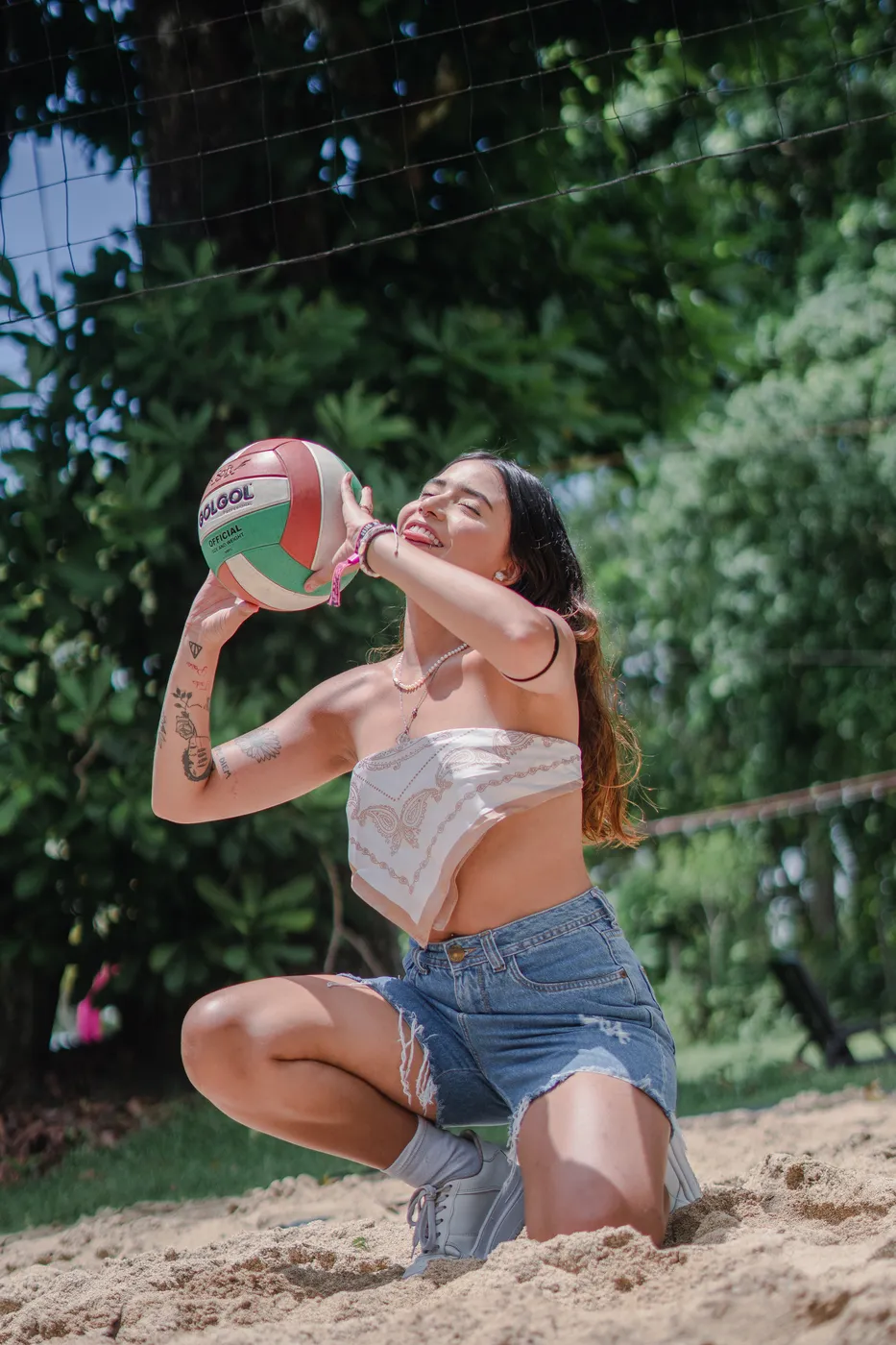 mujer en la playa jugando voley melo hostel capurgana res