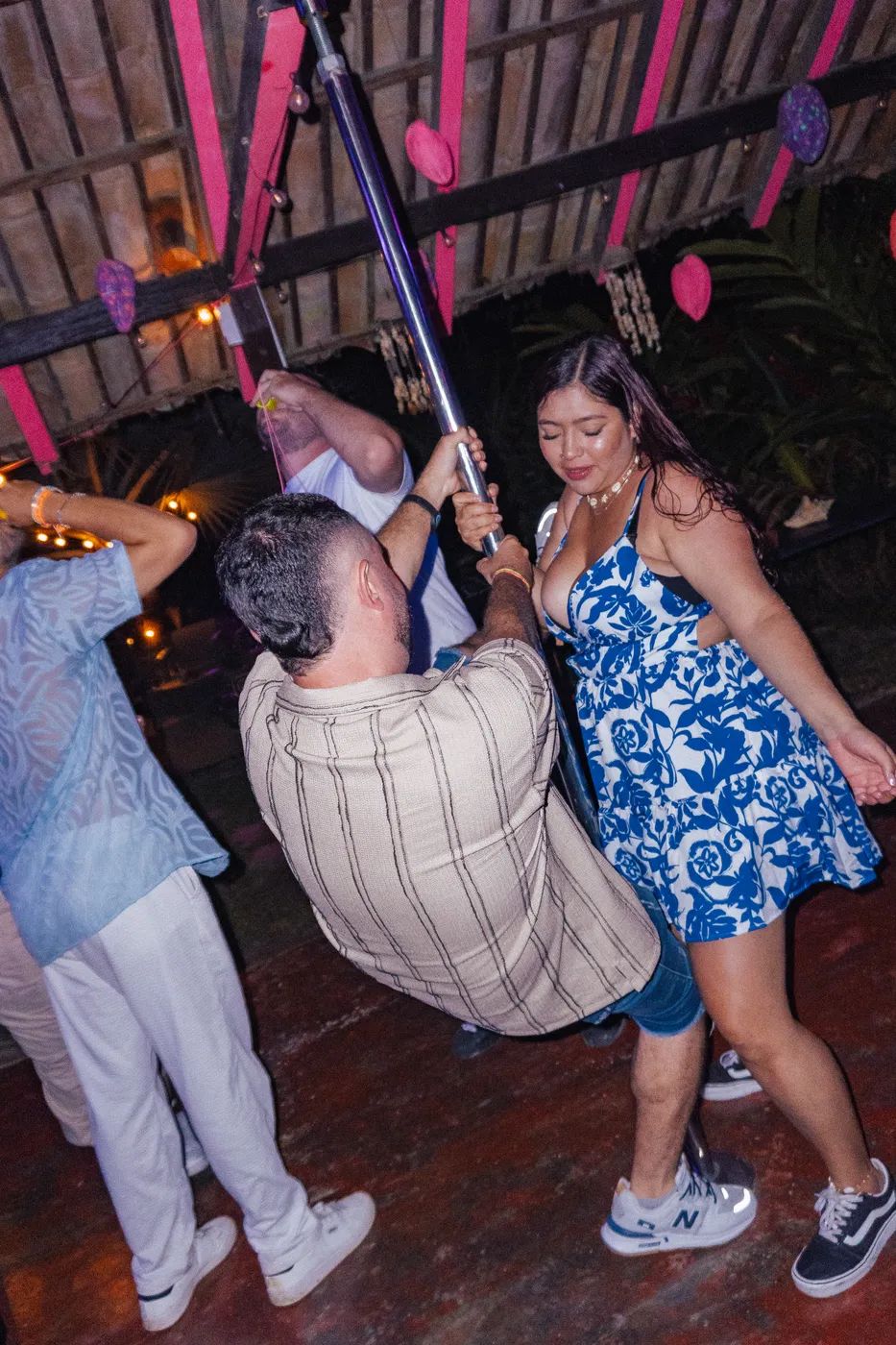 pareja de fiesta pole dance melo hostel capurgana res